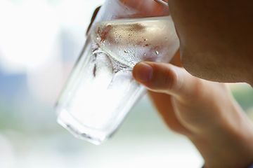 Minum Air Dingin: Sehat atau Sebabkan Penyakit? Ini Faktanya