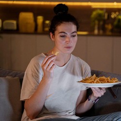 5 Makanan Dan Minuman yang Harus Dihindari Saat Makan Malam